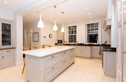 Highgate Casa | Upscale Immense 5BR Edwardian Mansion in N. London