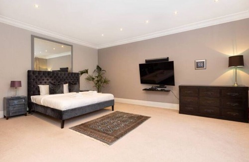 Highgate Casa | Upscale Immense 5BR Edwardian Mansion in N. London