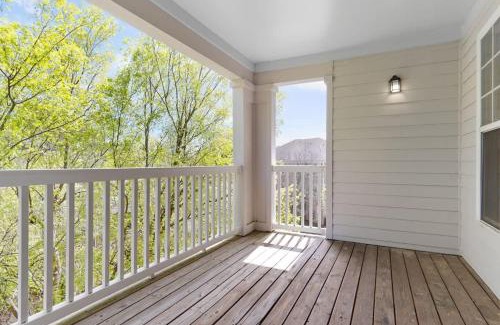 Cary Apartamento | Upscale King 2BR Suite Mins to Downtown Raleigh!