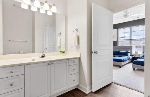 Cary Apartamento | Upscale King 2BR Suite Mins to Downtown Raleigh!