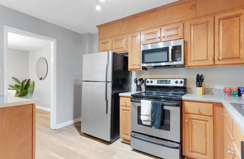 Crabtree Apartamento | Upscale King 3 Bed Suite—Mins to Downtown Raleigh!