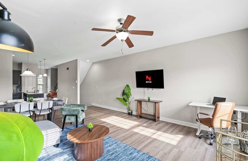 Pineville Casa | Upscale King 3BR Townhouse in Pineville!