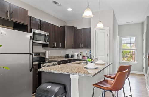 Pineville Casa | Upscale King 3BR Townhouse in Pineville