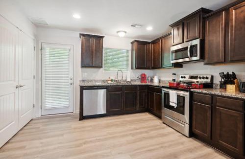Southwest Raleigh Casa | Upscale King 3BR Townhouse Mins to Cary & NC State