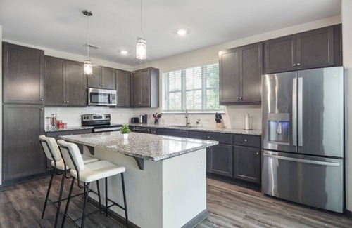North Raleigh Apartamento | Upscale King 5 Bed Suite—in North Raleigh!