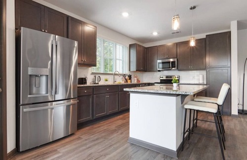 North Raleigh Apartamento | Upscale King 5 Bed Suite—in North Raleigh!