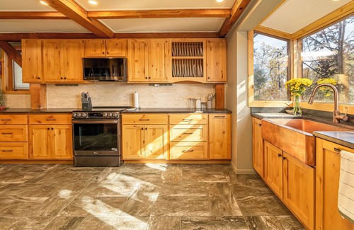 Goreville Casa | Upscale Lake Cabin with Billiards, Paddle Boards