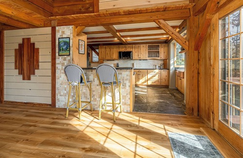 Goreville Casa | Upscale Lake Cabin with Billiards, Paddle Boards