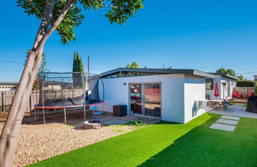 Serra Mesa Casa | Upscale Mid Century Modern Canyon Home