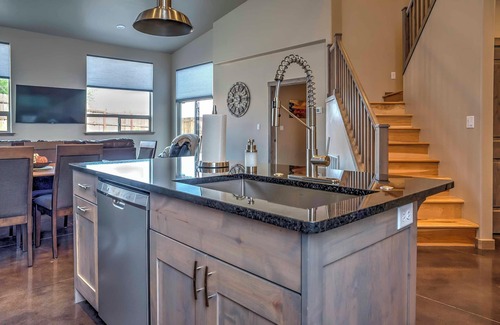 Moab South Valley Apartamento | Upscale Moab Home w/ Red Rock Views & Hot Tub