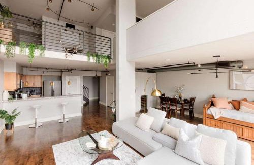 Little Italy Apartamento | Upscale Modern Spacious Loft in Little Italy