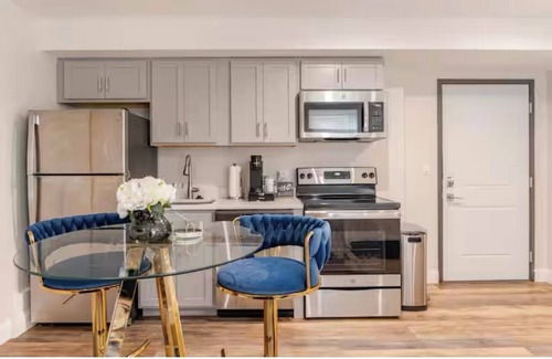 Detroit Apartamento | Upscale Modern Studio Hotel Vibes with Home Comforts