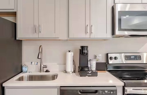 Detroit Apartamento | Upscale Modern Studio Hotel Vibes with Home Comforts