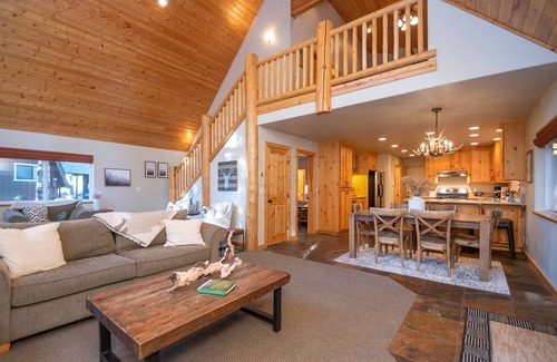 Arnold Cabina | Upscale Mountain Chalet in Blue Lake Springs, Free Wifi/Cable, Gas Fireplace