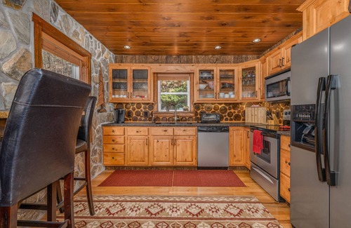 Elk Park Cabina | Upscale mountain log cabin with decks, fireplaces, & two primary bedrooms