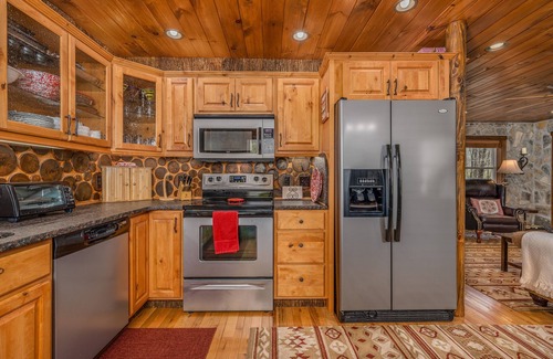 Elk Park Cabina | Upscale mountain log cabin with decks, fireplaces, & two primary bedrooms