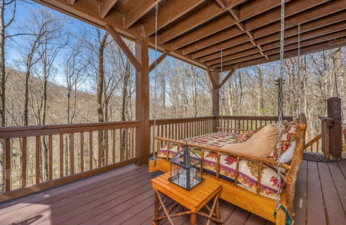 Elk Park Cabina | Upscale mountain log cabin with decks, fireplaces, & two primary bedrooms