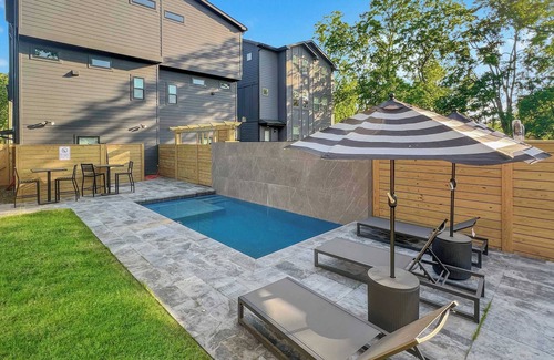 Haynes Area Casa | Upscale Multi-Level Home | Rooftop & Game Room Fun