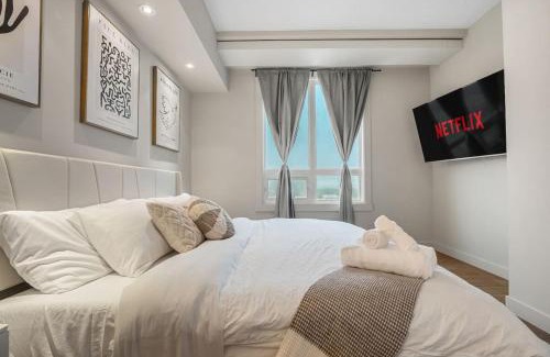 Haysboro Apartamento | Upscale Penthouse Stay with Mountain & City Views, Free Parking, BBQ Grill, Office Space & More