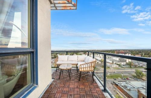 Haysboro Apartamento | Upscale Penthouse Stay with Mountain & City Views, Free Parking, BBQ Grill, Office Space & More