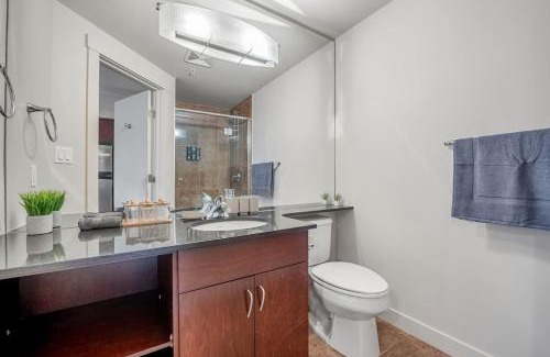 Haysboro Apartamento | Upscale Penthouse Stay with Mountain & City Views, Free Parking, BBQ Grill, Office Space & More