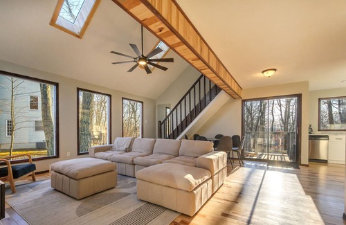 East Stroudsburg Cabina | Upscale Poconos Cabin w/ Pool and Lakes