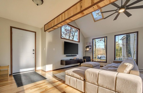 East Stroudsburg Cabina | Upscale Poconos Cabin w/ Pool and Lakes