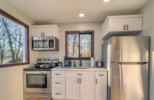 East Stroudsburg Cabina | Upscale Poconos Cabin w/ Pool and Lakes