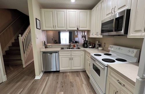New Tampa Casa | Upscale: POOL, KING Bed, Long Stay by Tampa Palms