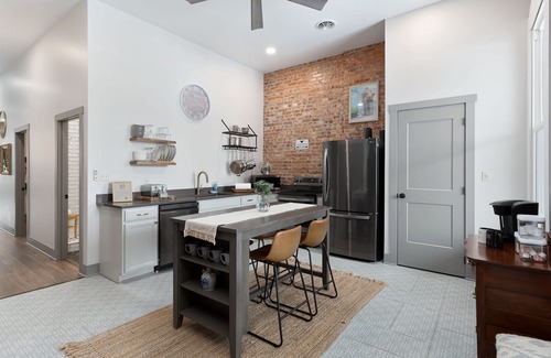 Millersburg Apartamento | Upscale Private Getaway Kitchen & Soaking Bath