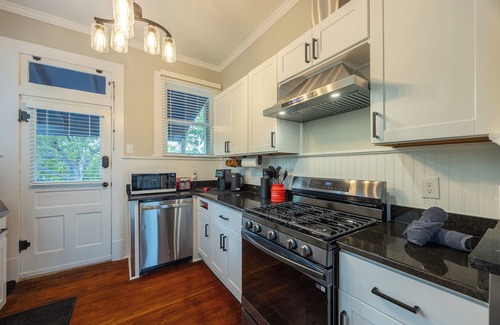 Arsenal Condominio | Upscale, Quiet, and Relaxing King William Retreat