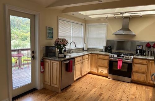 Guerneville Casa | Upscale Riverfront Magnificent Views & Hot Tub In Sonoma County Wine Country