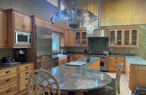 Petaluma Villa | Upscale Rustic Tuscan Villa with Pool in Wine Country