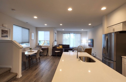 West Hills Casa | Upscale Silverdale Townhouse
