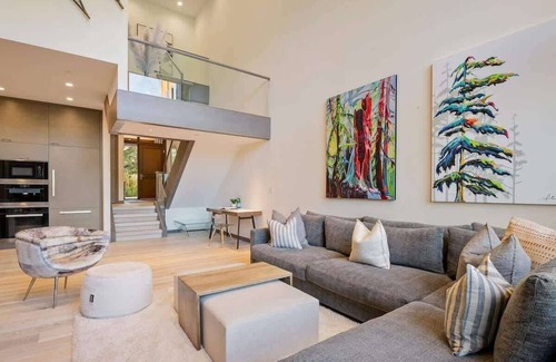 Alta Vista Casa | Upscale Ski Retreat, Mountain Views & Fireplace!