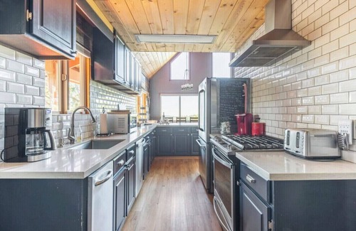 Arnold Cabina | UPSCALE. SLEEPS 18. HOT TUB.POOL TBL.WALK2BLS.K9OK