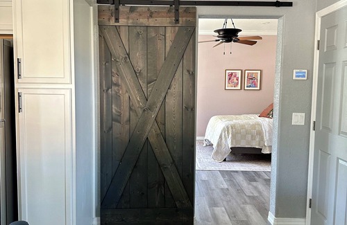 Cottonwood Cabaña | Upscale, spotless cottage 5 min fm Old Town. Grassy yard, mature trees, fire pit