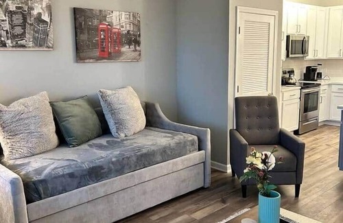 Highlands Apartamento | Upscale Stay by Airport & St. Johns River