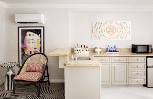 Tri-West Apartamento | Upscale Suite in Prime West Hollywood Location w/Pool