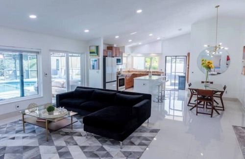 Carrollwood Casa | Upscale Tampa Bay Dream Home Pool / Putting Green