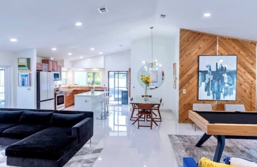 Carrollwood Casa | Upscale Tampa Bay Dream Home Pool / Putting Green