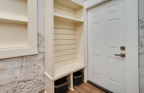 Texarkana Casa | Upscale Texarkana Townhome, Walk to Downtown!