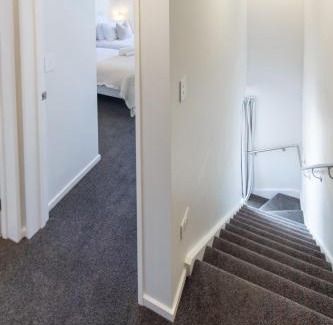 Christchurch City Centre Apartamento | Upscale Townhouse with Parking in Prime Location