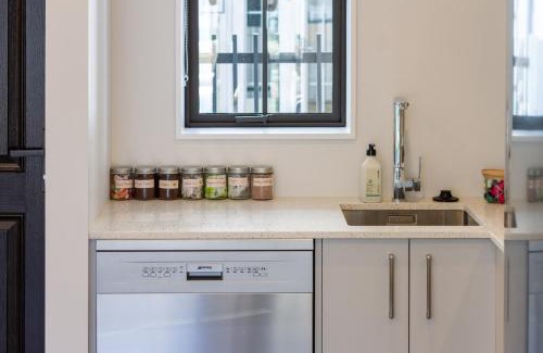 Christchurch City Centre Apartamento | Upscale Townhouse with Parking in Prime Location