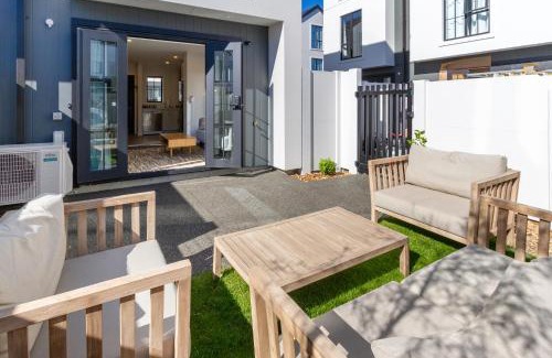Christchurch City Centre Apartamento | Upscale Townhouse with Parking in Prime Location