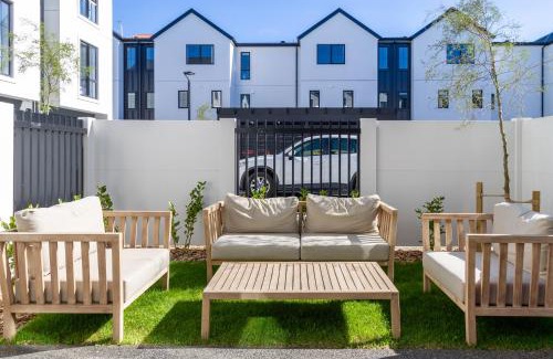 Christchurch City Centre Apartamento | Upscale Townhouse with Parking in Prime Location