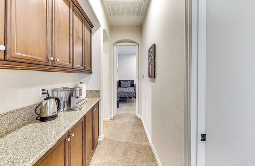 Alessandro Heights Apartamento | Upscale Triplex w/ Pool Access in Riverside!