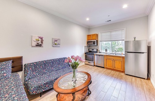 Alessandro Heights Apartamento | Upscale Triplex w/ Pool Access in Riverside!