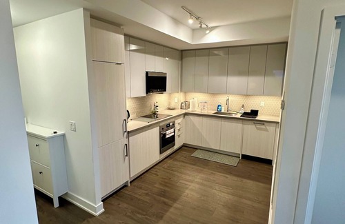 Oakville Condominio | Upscale Urban Retreat | 2BR/2BA Corner Condo | Longterm Booking 30+ days only