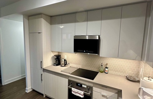 Oakville Condominio | Upscale Urban Retreat | 2BR/2BA Corner Condo | Longterm Booking 30+ days only